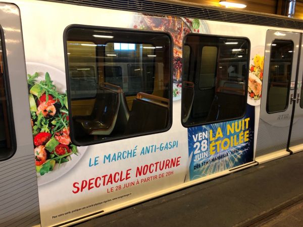 Pose d'adhésifs pour une campagne publicitaire sur une rame de métro sur Marseille 
